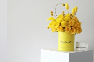 黄色花瓶插满鲜艳花朵