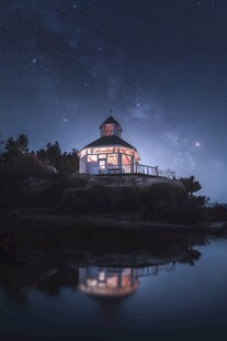 湖畔星空下的梦幻小屋