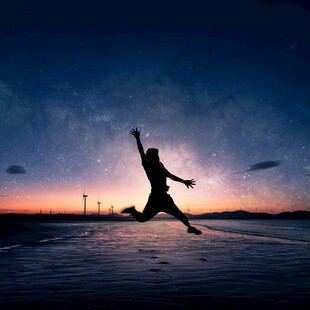 夜幕下的跳跃身影