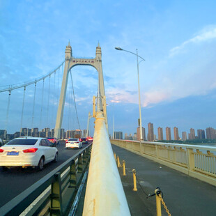 城市桥梁上的繁忙交通景象