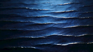 深蓝色水面波纹景象