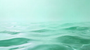 碧波荡漾的水面