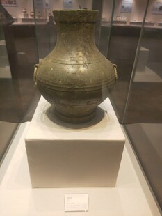 古代青铜双耳罐展示