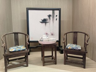中式古典桌椅与装饰画