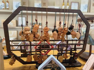 传统木偶展示架上的木偶