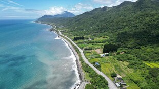 海岸公路旁的青山碧海