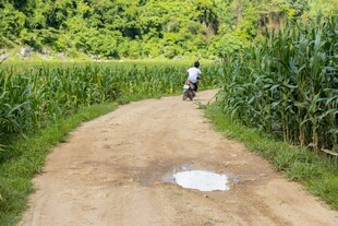 乡间小道上的骑行者