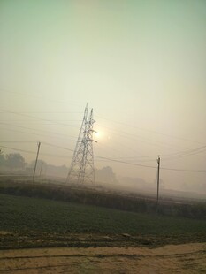 雾中输电塔