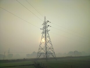 雾中高压输电塔