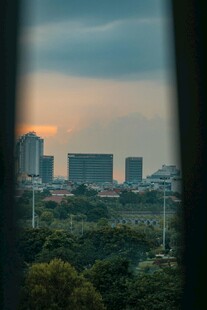 窗外城市黄昏景色