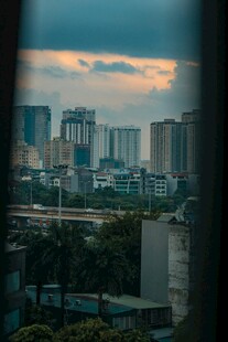 窗外城市天际线景观