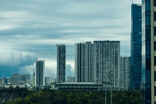 城市高楼与天空景观