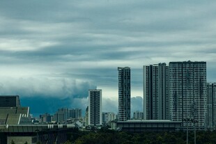 城市天际线 云层下的高楼