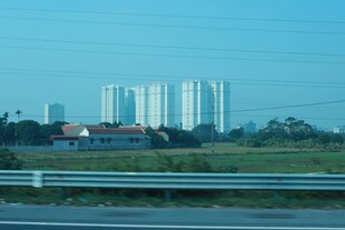 公路边的城市建筑景观