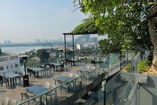 河畔露台休闲桌椅景致