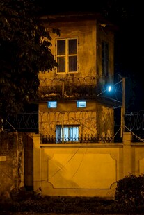 夜晚中的古朴房屋