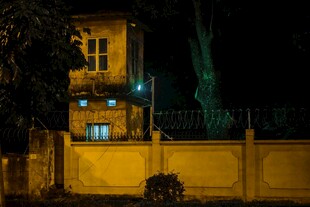 夜晚灯光下的神秘建筑