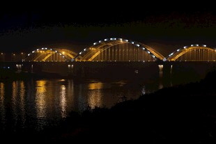 夜晚璀璨灯光下的桥梁美景