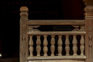 古朴雕花木质栏杆