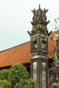 古老中式塔状建筑与绿植