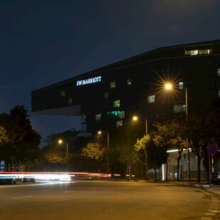 夜晚城市街道旁的建筑