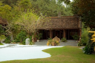 田园风小屋旁的绿意庭院