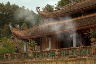 古寺焚香 袅袅烟雾升腾