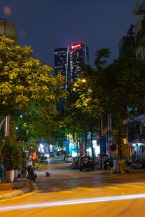 城市夜晚街道的静谧景象