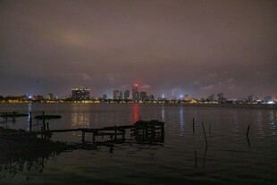 湖畔夜景中的绚烂烟花