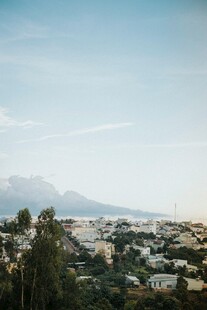 城市远景与远山景观