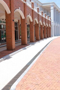 红砖建筑旁的开阔步道