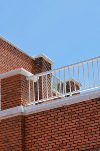 红砖建筑上的白色护栏