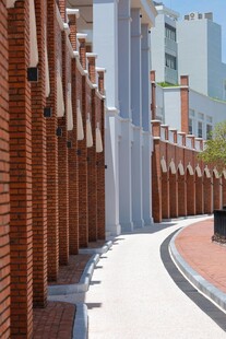 红砖建筑旁的弯曲步道