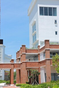 红砖建筑与现代高楼景观