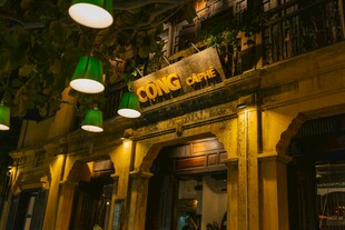 夜晚温馨的街边咖啡店