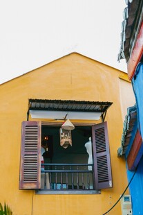 黄色小屋的窗边景致