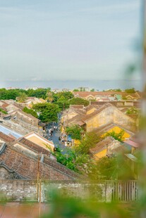 俯瞰错落有致的多彩屋顶