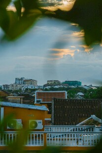 黄昏下的多彩城镇景观