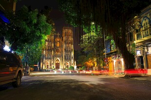 夜晚街道的静谧景象