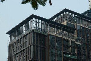 现代高楼建筑外观特写