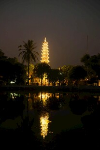 夜晚湖畔的璀璨古塔