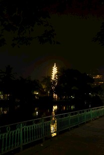 夜晚桥上望远处璀璨灯火