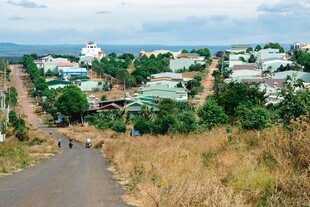 俯瞰山间村落与蜿蜒小路