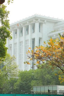 宏伟白色建筑与周边绿树