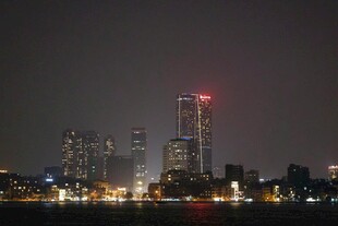 城市夜景中的璀璨高楼