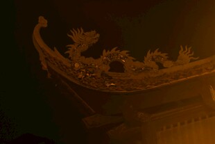 屋顶上的精美龙形雕刻