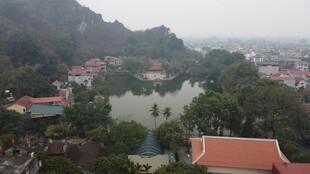 俯瞰湖畔红顶建筑景观