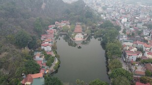 俯瞰山间静谧湖泊美景