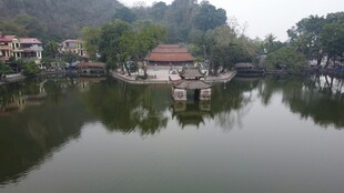 宁静湖畔的水乡景致