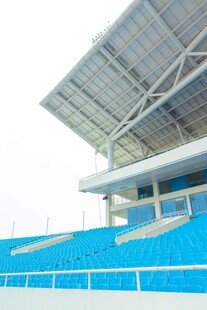 蓝色看台与体育场顶棚